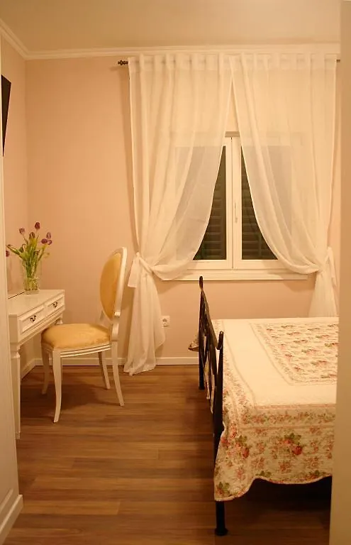 Guest house Banica Apartments & Rooms Split